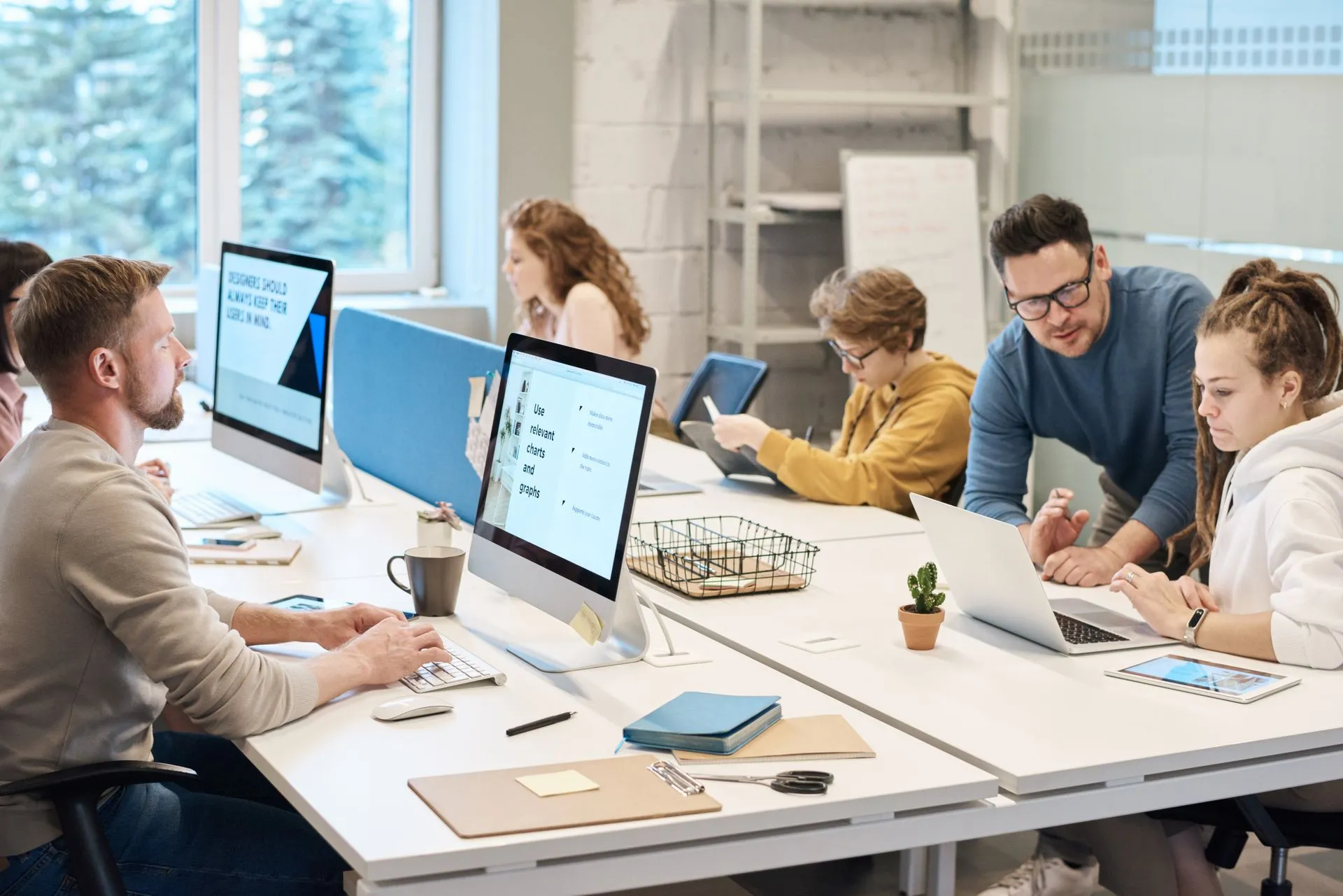 Une équipe travaille ensemble sur ordinateurs dans un bureau